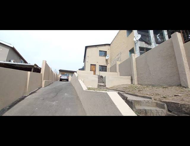 2 BEDROOM PROPERTY TO RENT IN CROSSMOOR